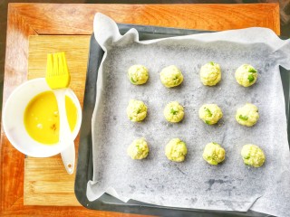 12、#咸味#黑胡椒牛油果司康(健康低卡版),在每个小球上刷鸡蛋液，再撒上白芝麻，