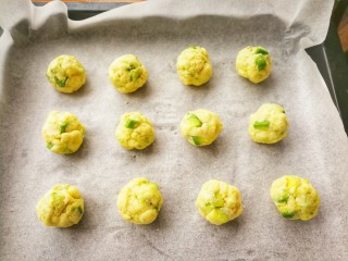 10、#咸味#黑胡椒牛油果司康(健康低卡版),烤盘铺油纸，把做好的面团撮成小球，放在油纸上，