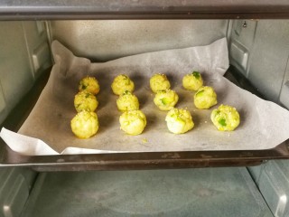 13、#咸味#黑胡椒牛油果司康(健康低卡版),放入烤箱，180°度15分钟，再200°度烤5分钟至表面上色。