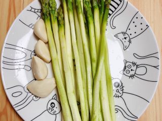 2、迷迭香黑胡椒牛排,将芦笋削去外皮，留存嫩的部位洗好待用。