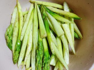 5、迷迭香黑胡椒牛排,将芦笋与调料搅拌均匀，腌制5分钟。