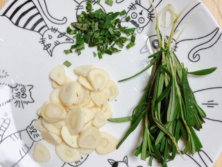 6、迷迭香黑胡椒牛排,取一些迷迭香叶片切碎、大蒜切小片儿待用。