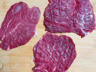 8、迷迭香黑胡椒牛排,轻拍过的牛排放好待用。