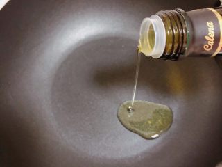 9、迷迭香黑胡椒牛排,锅中倒入橄榄油，大火烧热。