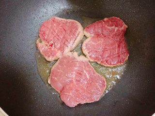 11、迷迭香黑胡椒牛排,在牛排上撒上一些盐。一面煎至60秒，翻面。