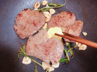 14、迷迭香黑胡椒牛排,翻面后放入一小块黄油。