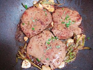 16、迷迭香黑胡椒牛排,最后撒上一些迷迭香碎，即可出锅了。