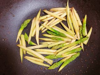 17、迷迭香黑胡椒牛排,用煎牛排剩下的油将芦笋清炒一下。