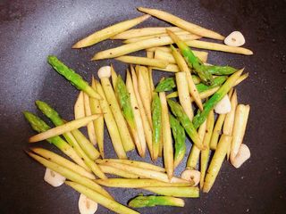 18、迷迭香黑胡椒牛排,放一些蒜片儿，翻炒均匀60秒即可出锅。