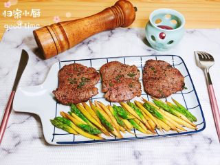 19、迷迭香黑胡椒牛排,一盘有嚼劲的迷迭香黑胡椒牛排就做好了，空气中飘逸这迷迭香的特殊气息，好闻极了！