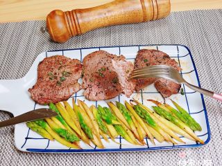 20、迷迭香黑胡椒牛排,我的牛排9分熟，小朋友吃，非常好切，肉质入味细腻有嚼劲！