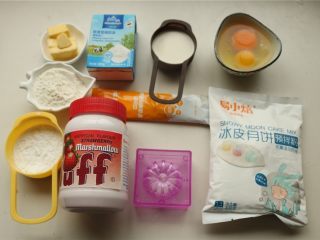 1、fluff草莓味棉花糖奶黄冰皮月饼,准备好所有材料以及和果子模具。