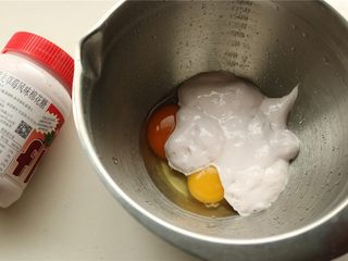 2、fluff草莓味棉花糖奶黄冰皮月饼,先来做奶黄馅。鸡蛋加入fluff棉花糖，搅匀。
