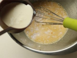 3、fluff草莓味棉花糖奶黄冰皮月饼,加入牛奶和淡奶油，继续搅打均匀。