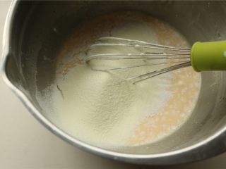 4、fluff草莓味棉花糖奶黄冰皮月饼,筛入中粉、澄粉和奶粉，再次搅打均匀。可能不太细腻，不过没关系。