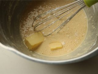 5、fluff草莓味棉花糖奶黄冰皮月饼,加入黄油。