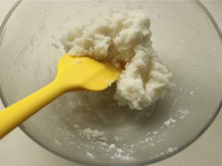 10、fluff草莓味棉花糖奶黄冰皮月饼,加入开水，边加边用刮刀拌匀。