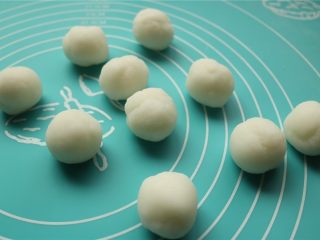 12、fluff草莓味棉花糖奶黄冰皮月饼,冰皮分成10个，每个大约19克。