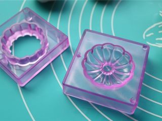17、fluff草莓味棉花糖奶黄冰皮月饼,准备和果子模具。