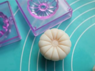 19、fluff草莓味棉花糖奶黄冰皮月饼,脱模很容易，而且花纹清晰。这个模具操作时候不需要抹油和撒粉。