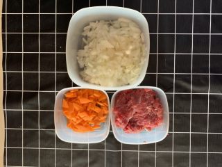 2、披萨????,胡萝卜切块