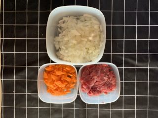 3、披萨????,切洋葱丁