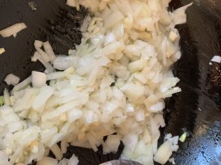 7、披萨????,放油 放蒜蓉 放洋葱