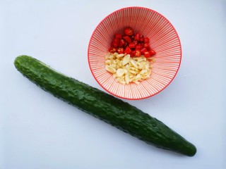 1、响油黄瓜卷,准备好所有食材。