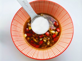 10、响油黄瓜卷,半勺盐。