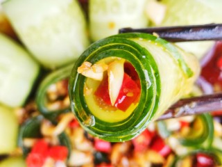 13、响油黄瓜卷,淋入黄瓜中即可。