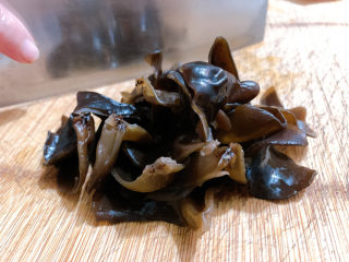 2、黄花菜炒肉丝,新鲜的木耳洗净，切成小片