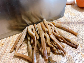 3、黄花菜炒肉丝,晾晒的黄花菜提前泡发，沥干水分，切段