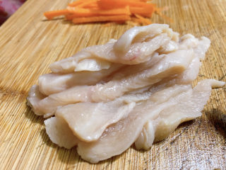 4、黄花菜炒肉丝,鸡胸肉片成丝