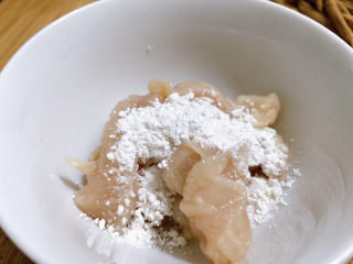 5、黄花菜炒肉丝,加入少量盐和淀粉抓匀