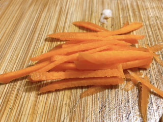 6、黄花菜炒肉丝,胡萝卜切丝点缀配菜，没有可不加。