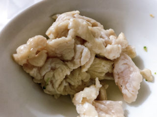 8、黄花菜炒肉丝,表面定型即可出锅，一会还要回锅炒。