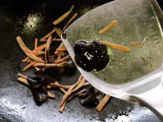 11、黄花菜炒肉丝,加适量黑胡椒汁和清水，黑胡椒汁本身带咸味，所以没有另外加盐了