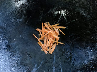 9、黄花菜炒肉丝,热油锅加入胡萝卜翻炒