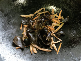 10、黄花菜炒肉丝,加入黄花菜和木耳