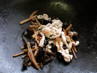 12、黄花菜炒肉丝,加入鸡胸翻炒15秒左右出锅