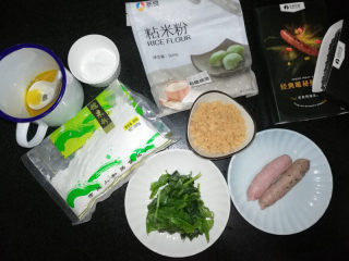 1、菠菜青团,准备食材。菠菜淖一下水备用。珍妮珍馐鲜肉香肠蒸熟备用。