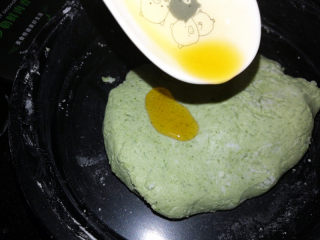 2、菠菜青团,菠菜加入温水，用料理机打成汁，跟糯米粉和粘米粉、白糖混合成团。加入玉米油。揉匀。