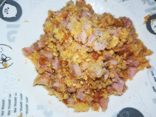 3、菠菜青团,香肠切碎，跟肉松混合，可以加一点点玉米油拌匀。