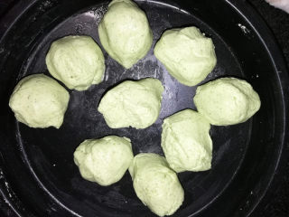 4、菠菜青团,揉好的面团，分成9份。