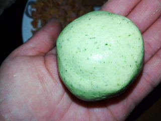 6、菠菜青团,收口，搓圆。