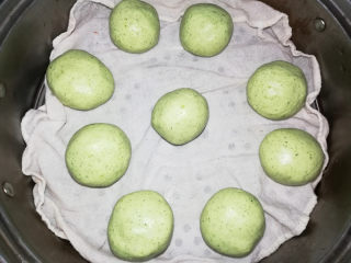 7、菠菜青团,依次做好。入蒸锅，中火蒸20分钟。