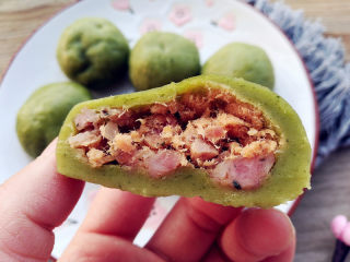 9、菠菜青团,做好的青团，放凉之后，可以用保鲜膜包起来，放冰箱冷藏。冷藏之后，不建议直接食用，糯米制品，凉吃对肠胃并不好！所以拿掉保鲜膜，上锅重新蒸几分钟为宜。