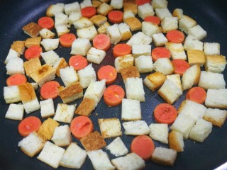 8、冬至美食 吐司披萨,加入火腿丁。