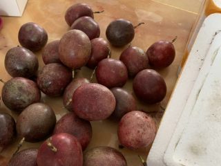 1、百香果特饮,选择熟透的百香果，挑选两个