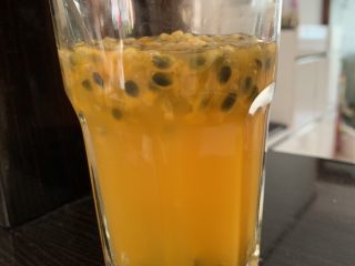 4、百香果特饮,加入温水，一杯酸甜可口特饮就完成了。